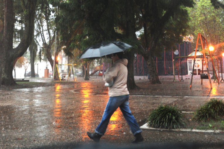 Llueve y está previsto tormentas fuertes durante todo el miércoles