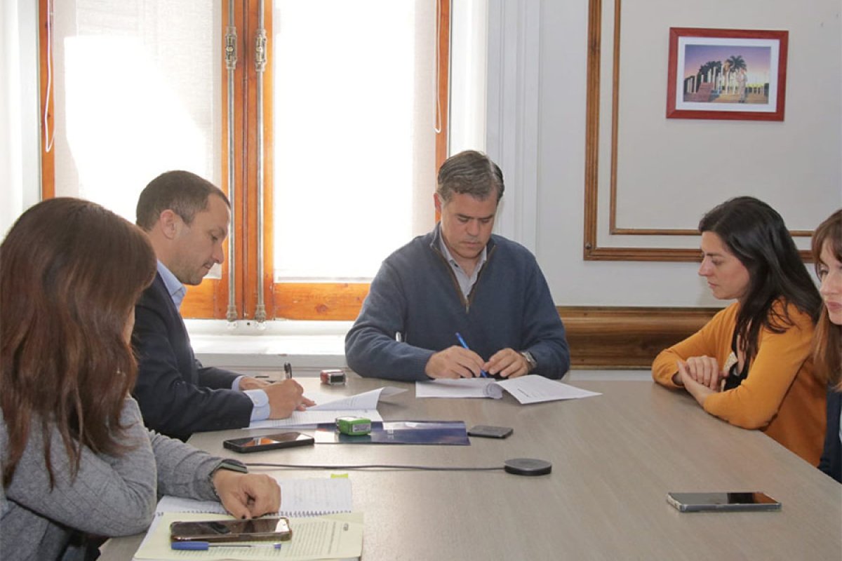 La municipalidad de Gualeguaychú firmó un convenio de intercambio de información y colaboración recíproca con la ATER. La municipalidad de Gualeguaychú firmó un convenio de intercambio de información y colaboración recíproca con la ATER.