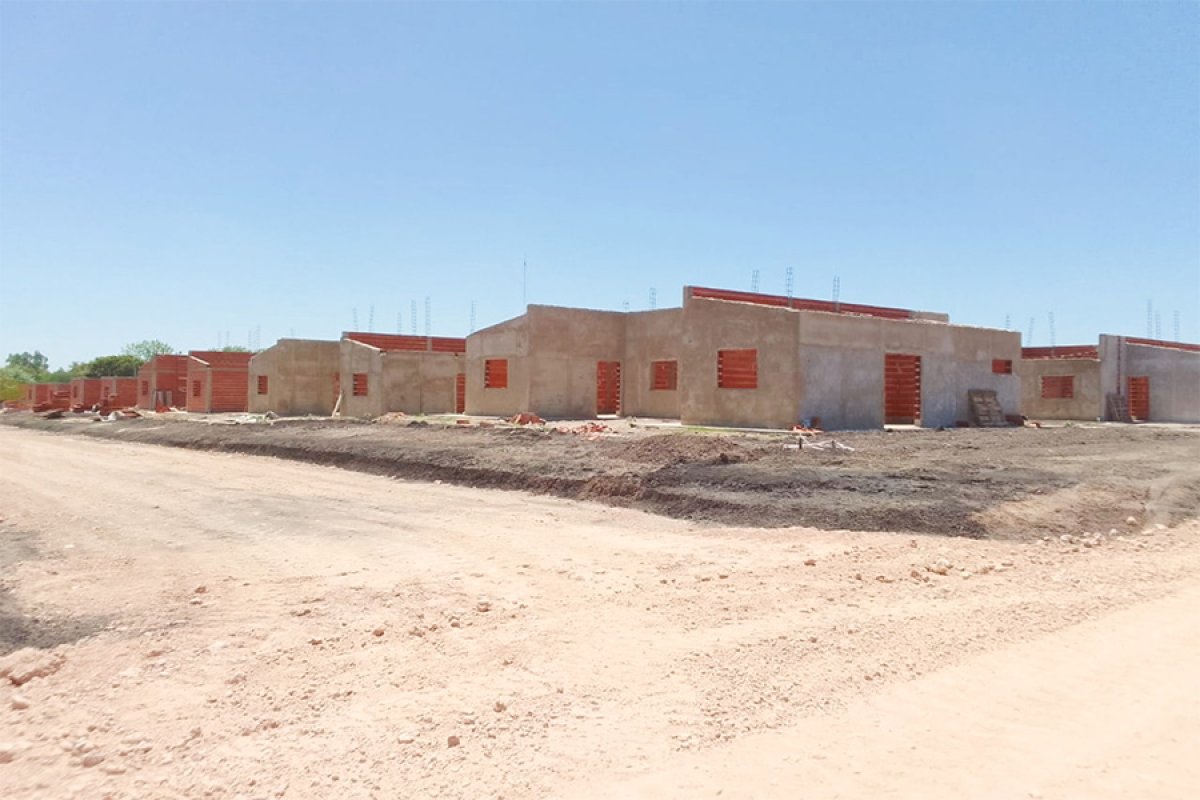 Las viviendas que construye la provincia en Urdinarrain con fondos nacionales, llevan un 40 por ciento de edificación. Las viviendas que construye la provincia en Urdinarrain con fondos nacionales, llevan un 40 por ciento de edificación.