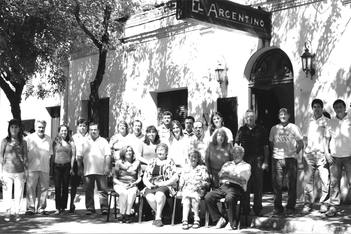 Parte de los integrantes de El Argentino en su centenario.
