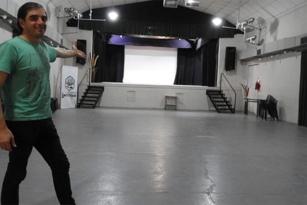 Imagen de archivo de Nazareno Molina y el espacio teatral que distingue a Larroque.