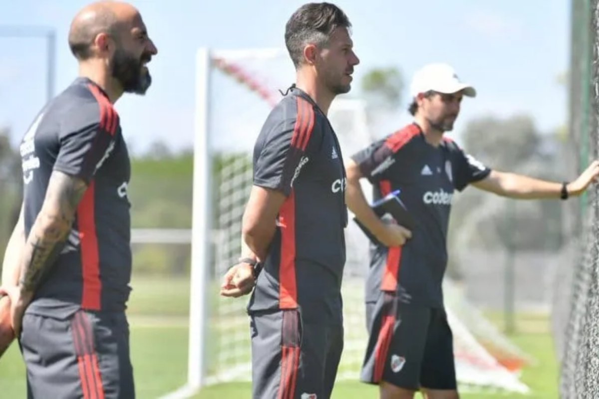 Martín Demichelis (medio) junto a sus asistentes Javier Pinola y Germán Lux. Martín Demichelis (medio) junto a sus asistentes Javier Pinola y Germán Lux.