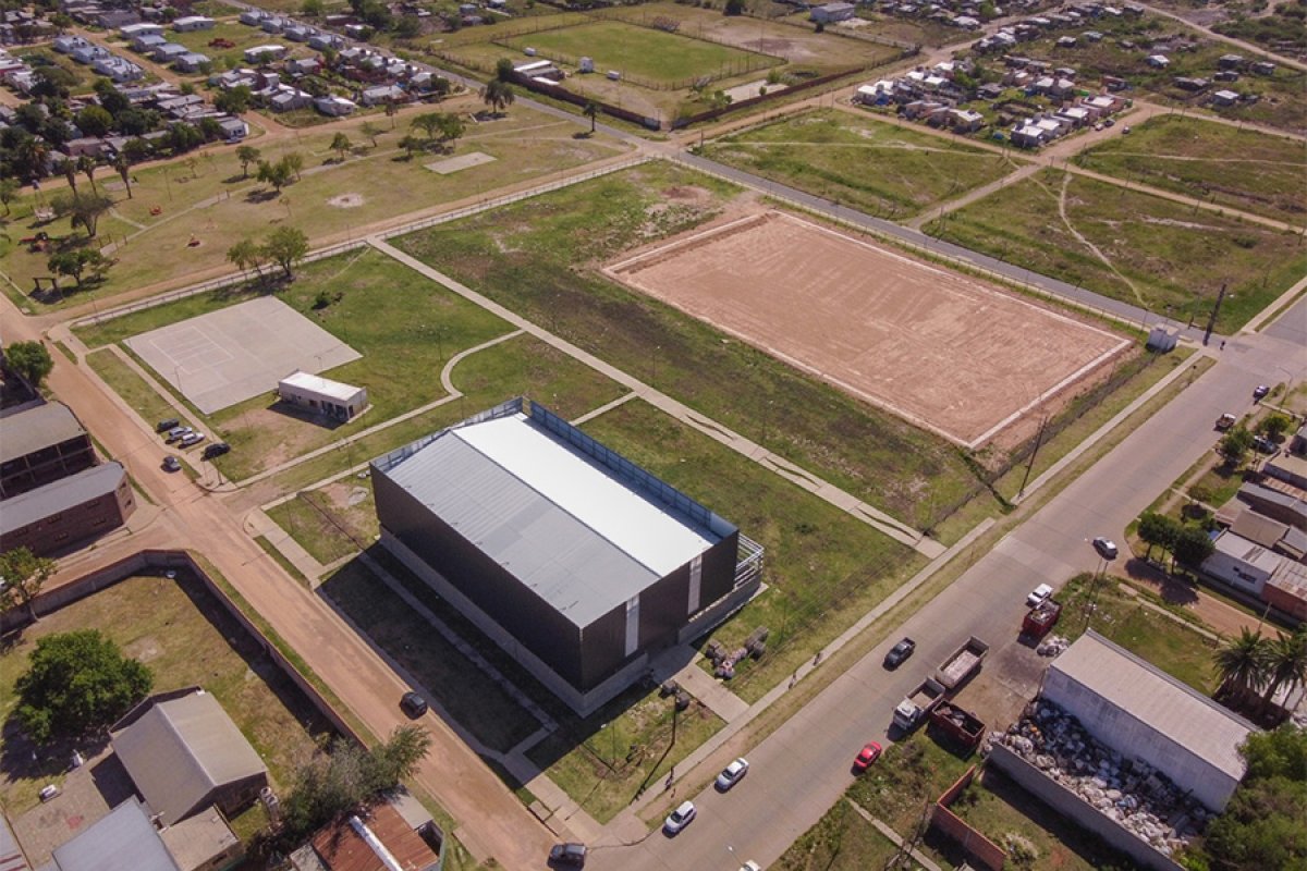 El predio del Polideportivo comprende cuatro manzanas, y está ubicado en la zona Norte de la ciudad: incluye un gimnasio, una cancha de césped sintético, playones deportivos, cancha de fútbol 5, pared de escalada y pistas de patín y Skate. El predio del Polideportivo comprende cuatro manzanas, y está ubicado en la zona Norte de la ciudad: incluye un gimnasio, una cancha de césped sintético, playones deportivos, cancha de fútbol 5, pared de escalada y pistas de patín y Skate.