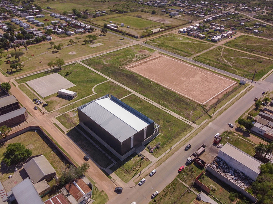 El predio del Polideportivo comprende cuatro manzanas, y está ubicado en la zona Norte de la ciudad: incluye un gimnasio, una cancha de césped sintético, playones deportivos, cancha de fútbol 5, pared de escalada y pistas de patín y Skate.