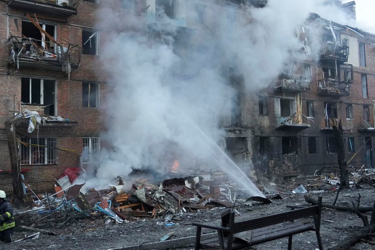 El bombardeo también dañó numerosos edificios residenciales e hirió a ocho personas, dijeron las autoridades. El bombardeo también dañó numerosos edificios residenciales e hirió a ocho personas, dijeron las autoridades.