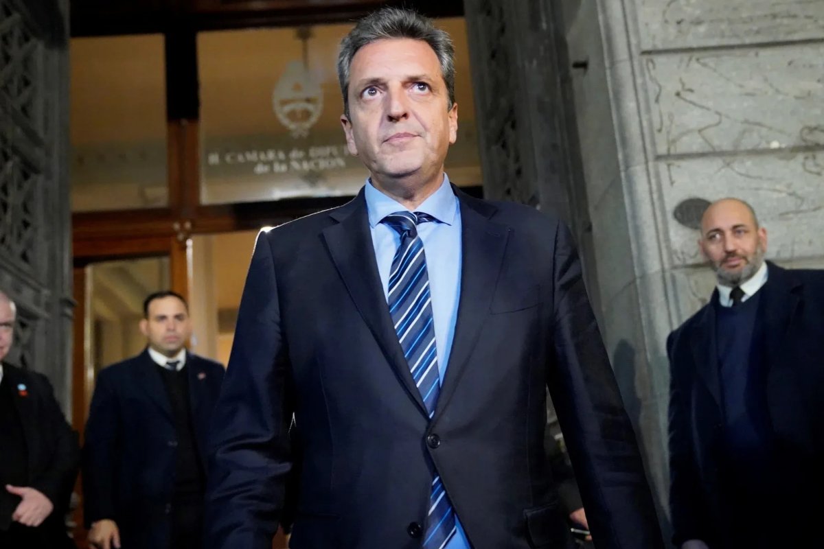 Massa hizo el anuncio acompa&ntilde;ado por su equipo econ&oacute;mico, empresarios del sector agroexportador, representantes de c&aacute;maras empresariales y legisladores nacionales.