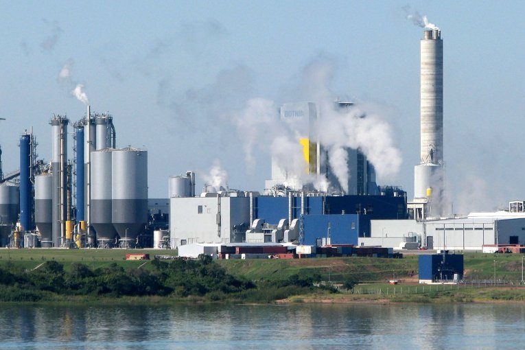 Hubo un derrame de ácido sulfúrico en el muelle de UPM frente a Gualeguaychú