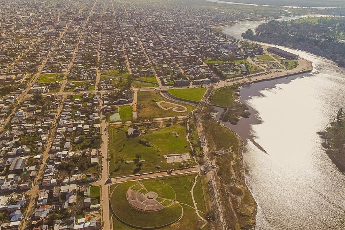La otra virtud del crecimiento urbano territorial de Gualeguaychú, es que no se realiza dándole la espalda al río sino integrándose con ese curso de agua.