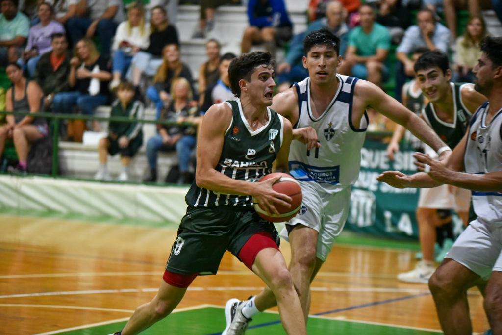 Desde la banca, García Serventich lideró el goleo racinguista con 18 puntos. (Fotos Mauricio Ríos)
