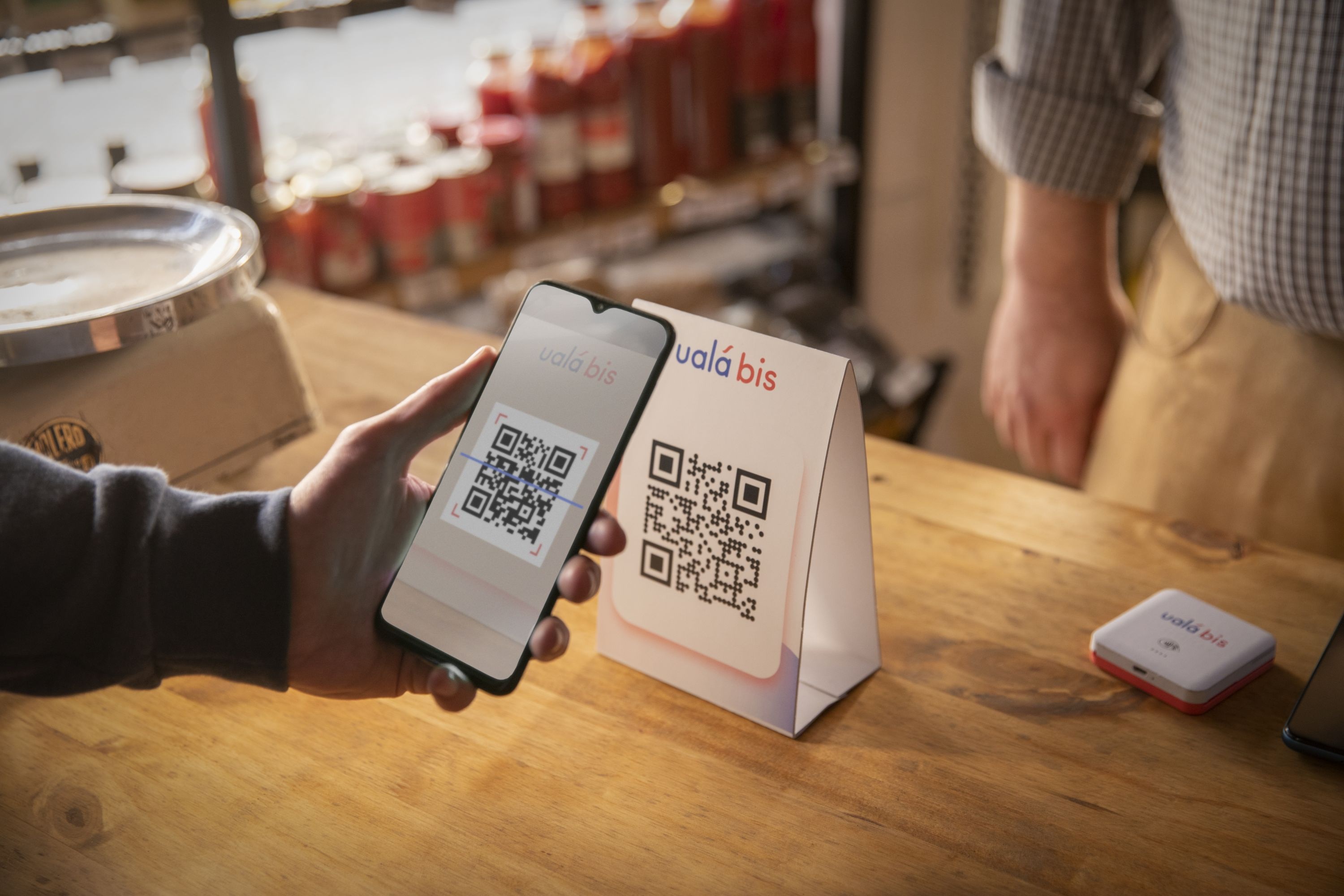 La norma apunta a "nivelar" el sistema de medios de pago con QR y a ampliar los usos del sistema de reconocimiento.