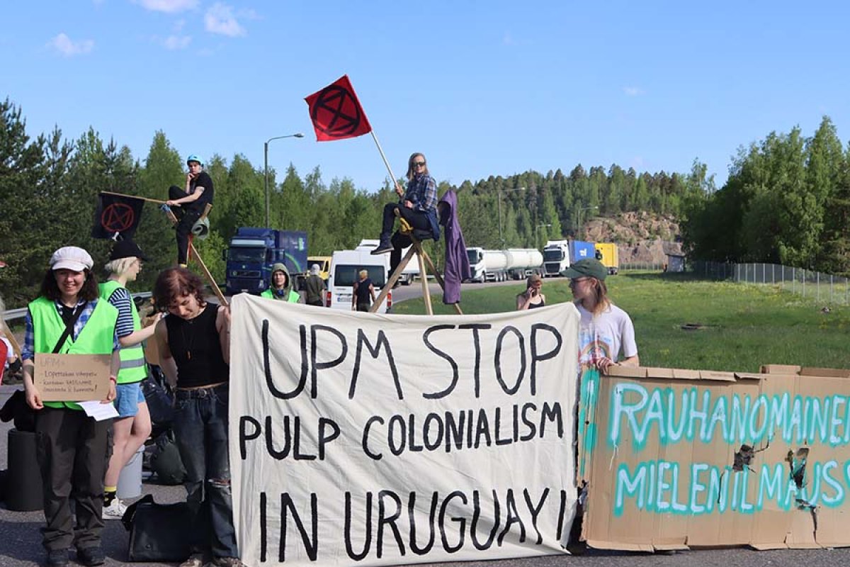 Las fotos muestran aspectos de la protesta en la planta de celulosa de Kymi, la principal de la pastera en Finlandia.