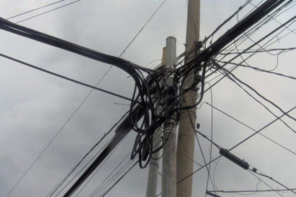 Imagen de archivo del cableado a&eacute;reo de los servicios urbanos en la ciudad. Urge una soluci&oacute;n con una mayor cuota de seguridad.