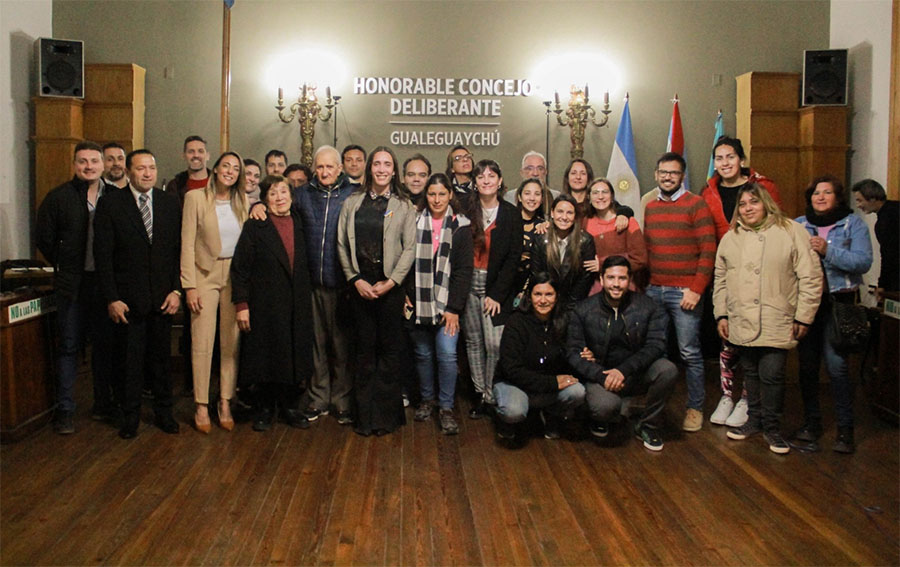 Manuela “Manu” González asumió su banca acompañada por sus seres queridos. Se convirtió en la primera mujer trans en la historia del cuerpo deliberativo.