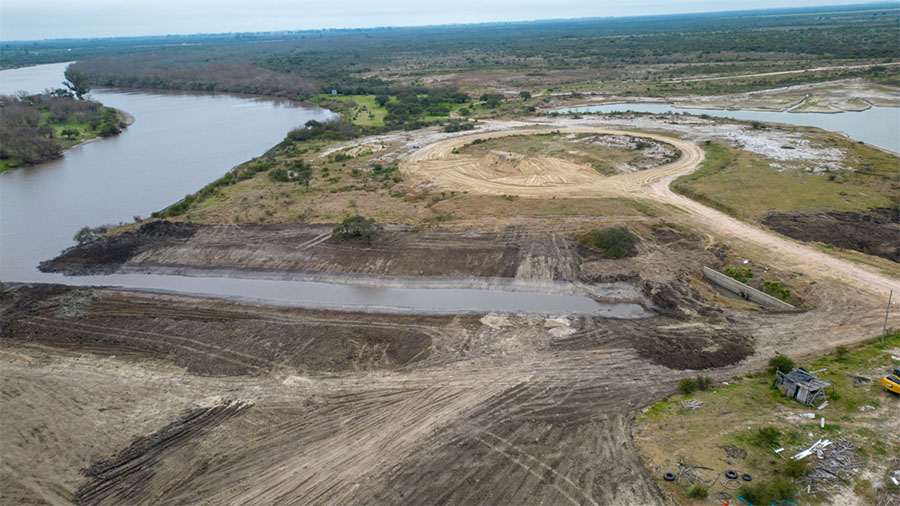 Reclaman por todos lados y en todas las instancias que el barrio fluvial Amarras cumpla con las sentencias Judiciales, restaure el desvío del cauce del río Gualeguaychú y que recomponga la destrucción del ambiente que generó al construir el desarroll