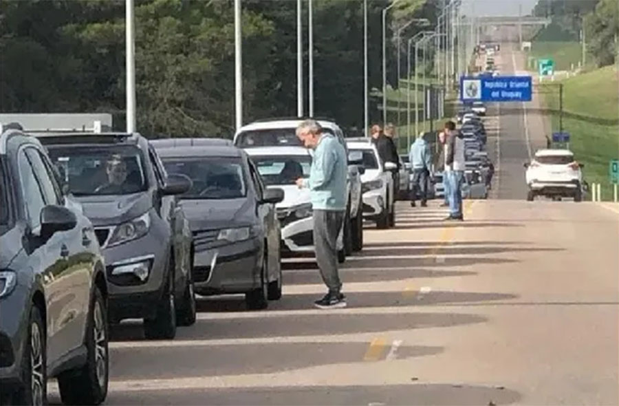 El “éxodo” de uruguayos hacia Argentina es de tal magnitud, que hubo fila de automóviles por más de ocho kilómetros para cruzar el puente internacional General San Martín.