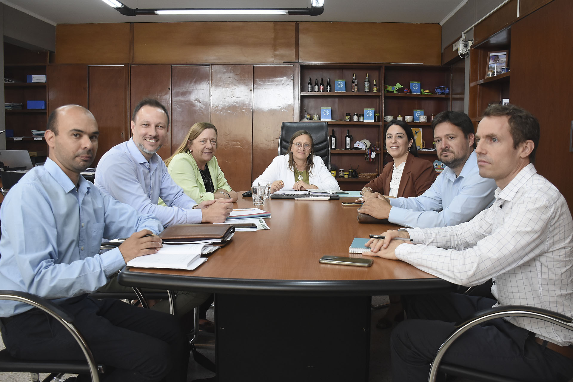 Durante el encuentro, Paira estuvo acompañada por el secretario de Gestión, Andrés Dabín, en tanto Berisso concurrió junto a Ayelén Acosta, Pablo Omarini, Ricardo Vales y Gustavo Carballo.