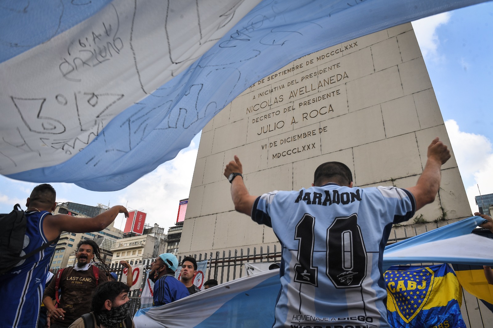 Fanáticos “maradoneanos” reunidos en el Obelisco recuerdan la figura del Diez (foto: archivo).
