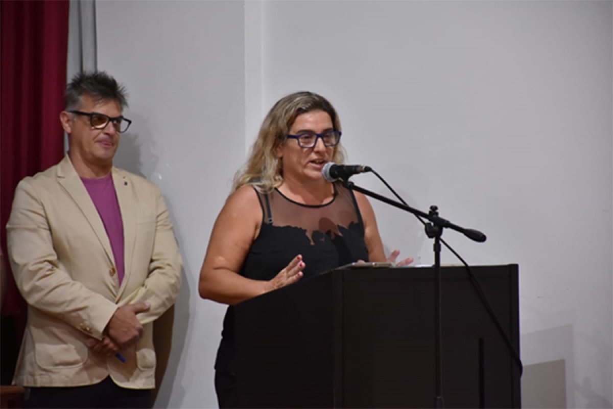La presidenta de la Comisi&oacute;n de Carnaval, Mar&iacute;a Victoria Gim&eacute;nez, dio la bienvenida a la presentaci&oacute;n de las tem&aacute;ticas de las cuatro comparsas.