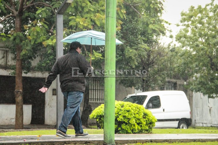 Llegó la lluvia y el alivio, pero rige el alerta por tormentas para el resto del día