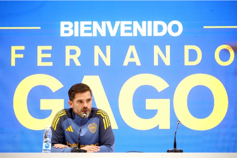 Riquelme se reunió con Gago: por ahora sigue y dirigiría frente a Rosario Central