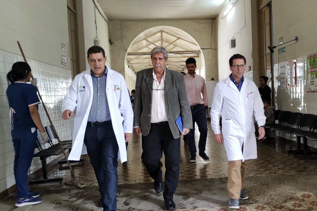 Grieve recorriendo el Hospital Centenario Grieve recorriendo el Hospital Centenario