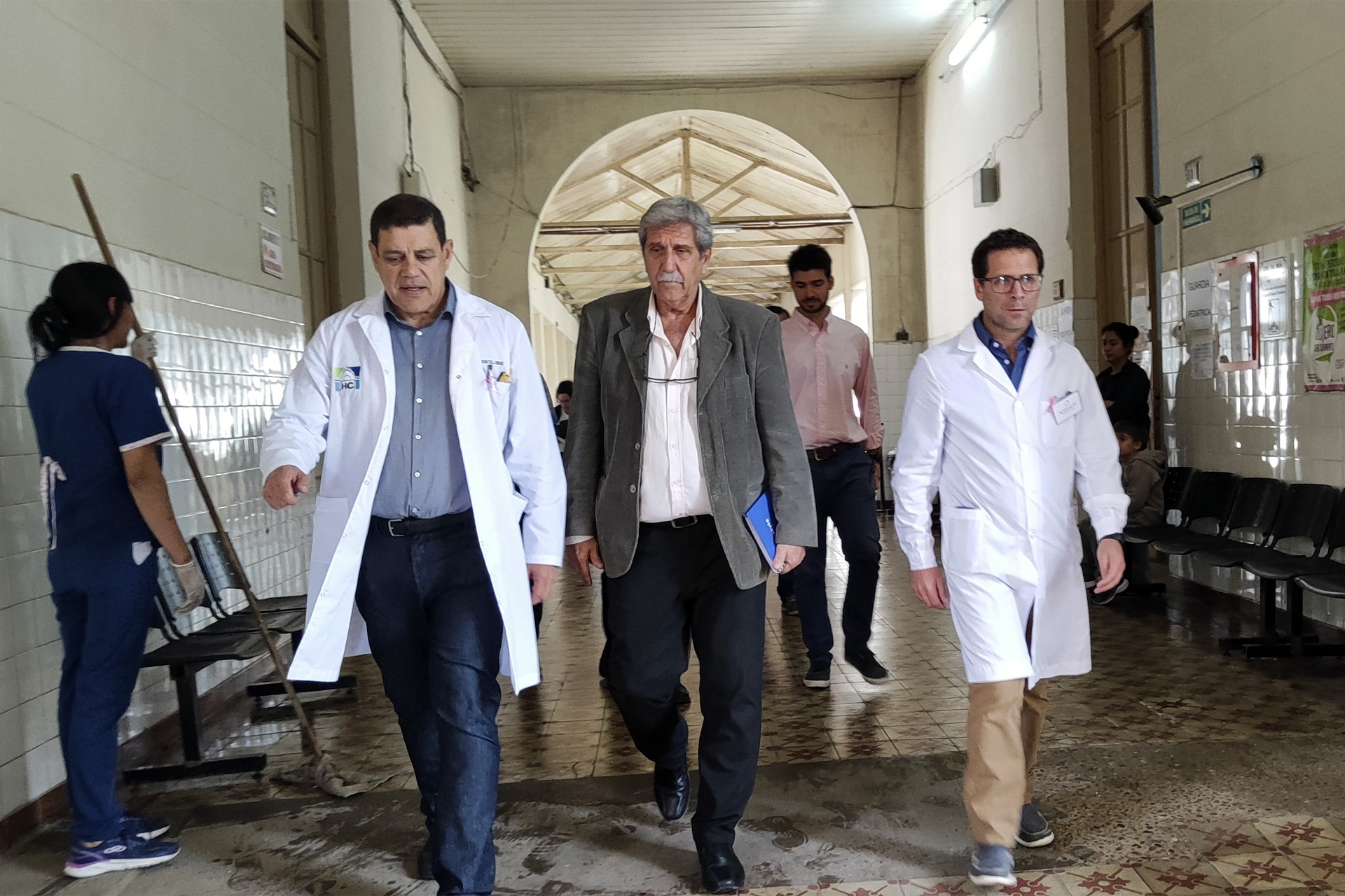 Grieve recorriendo el Hospital Centenario