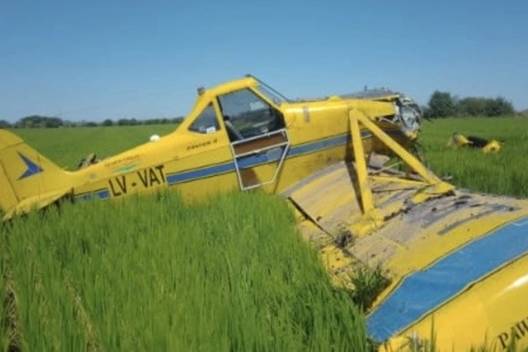 Avioneta golpeó el tendido eléctrico y cayó en una zona rural de Entre Ríos