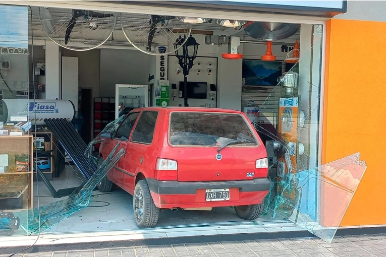 Fue a estacionar y se incrustó contra la vidriera de un local