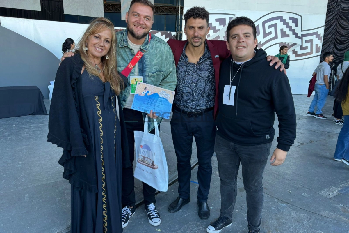 Rodrigo Ipperi y Agustín Aguiar junto al jurado Rodrigo Ipperi y Agustín Aguiar junto al jurado