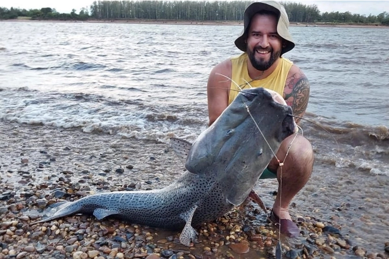 Pescó un surubí de casi 40 kilos mientras compartía unos mates con su esposa