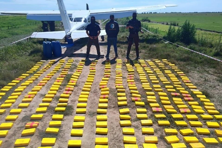 Aterrizó de emergencia una avioneta con más de 350 kilos de cocaína en Ceibas