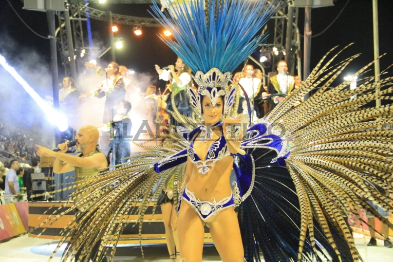 Papelitos llenó la pasarela de magia y fantasía en la cuarta noche de Carnaval