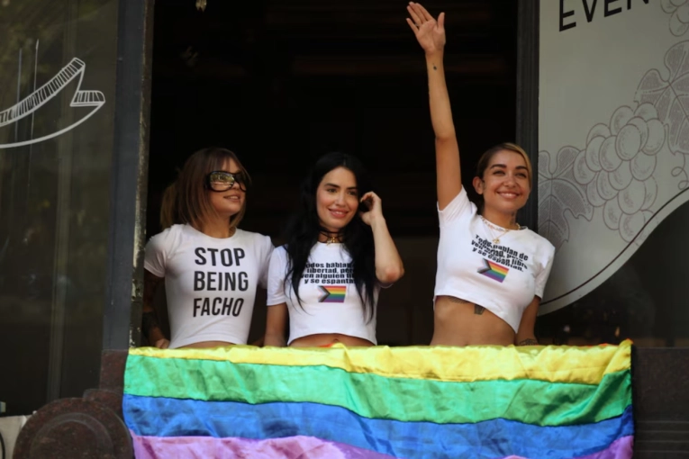 Lali Espósito y María Becerra se sumaron a la Marcha Federal LGBT+ Antifascista