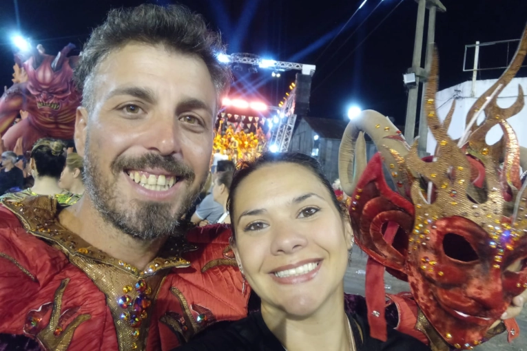 14 de febrero bien Carnavalero: Cuando el amor se vive en medio del Corsódromo