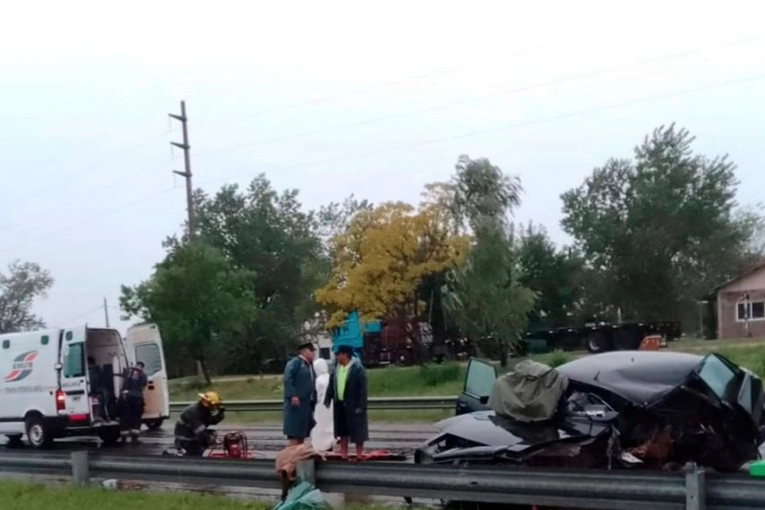 Tres heridos en choque contra el guardarraíl en la Autovía 14, a la altura de Colón