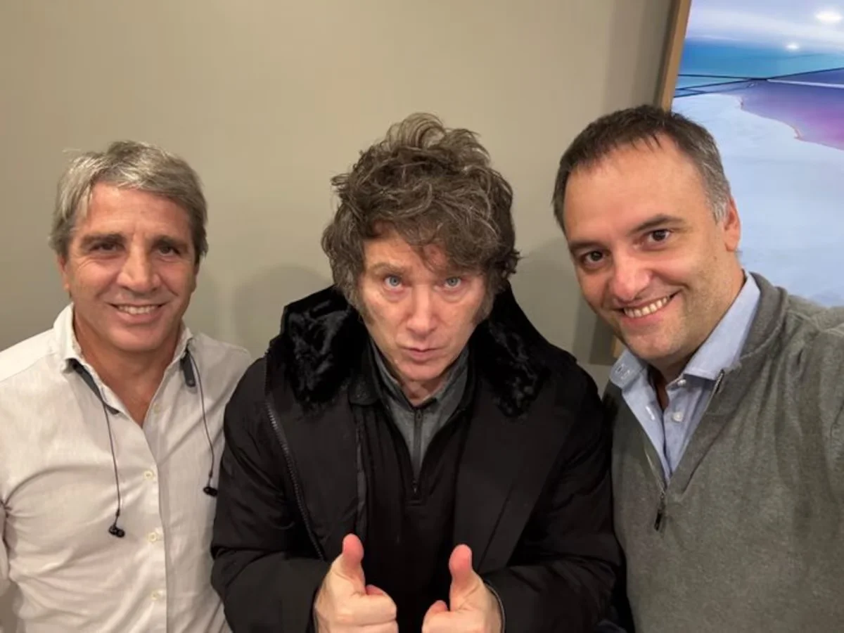 Milei, Caputo y Adorni antes de embarcarse a EEUU