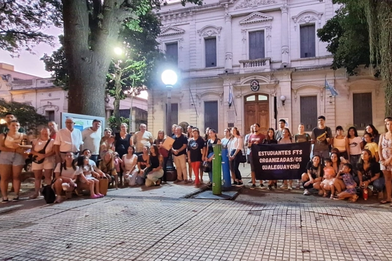 Críticas a Davico y su gestión por su inacción ante el cierre de Hotelería