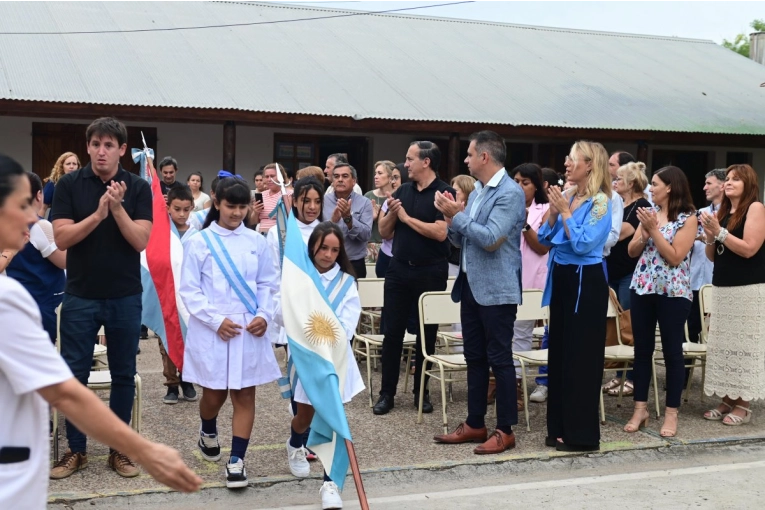 Ciclo lectivo 2025: Davico estuvo presente en el inicio de clases en la escuela Carlos Pellegrini