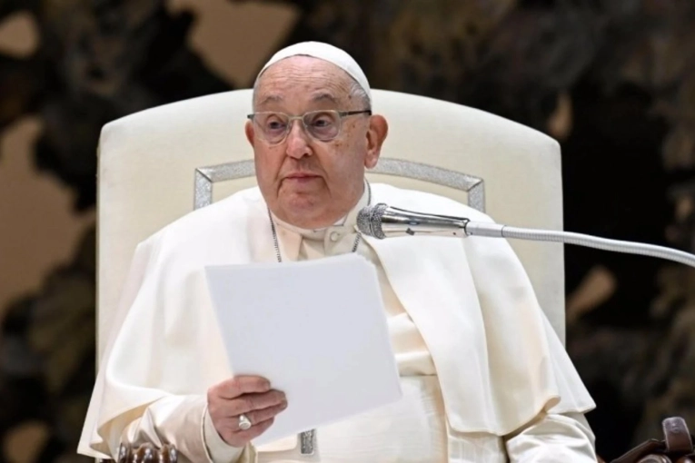 El Papa Francisco envió una carta pidiendo por la paz: "La guerra es absurda"