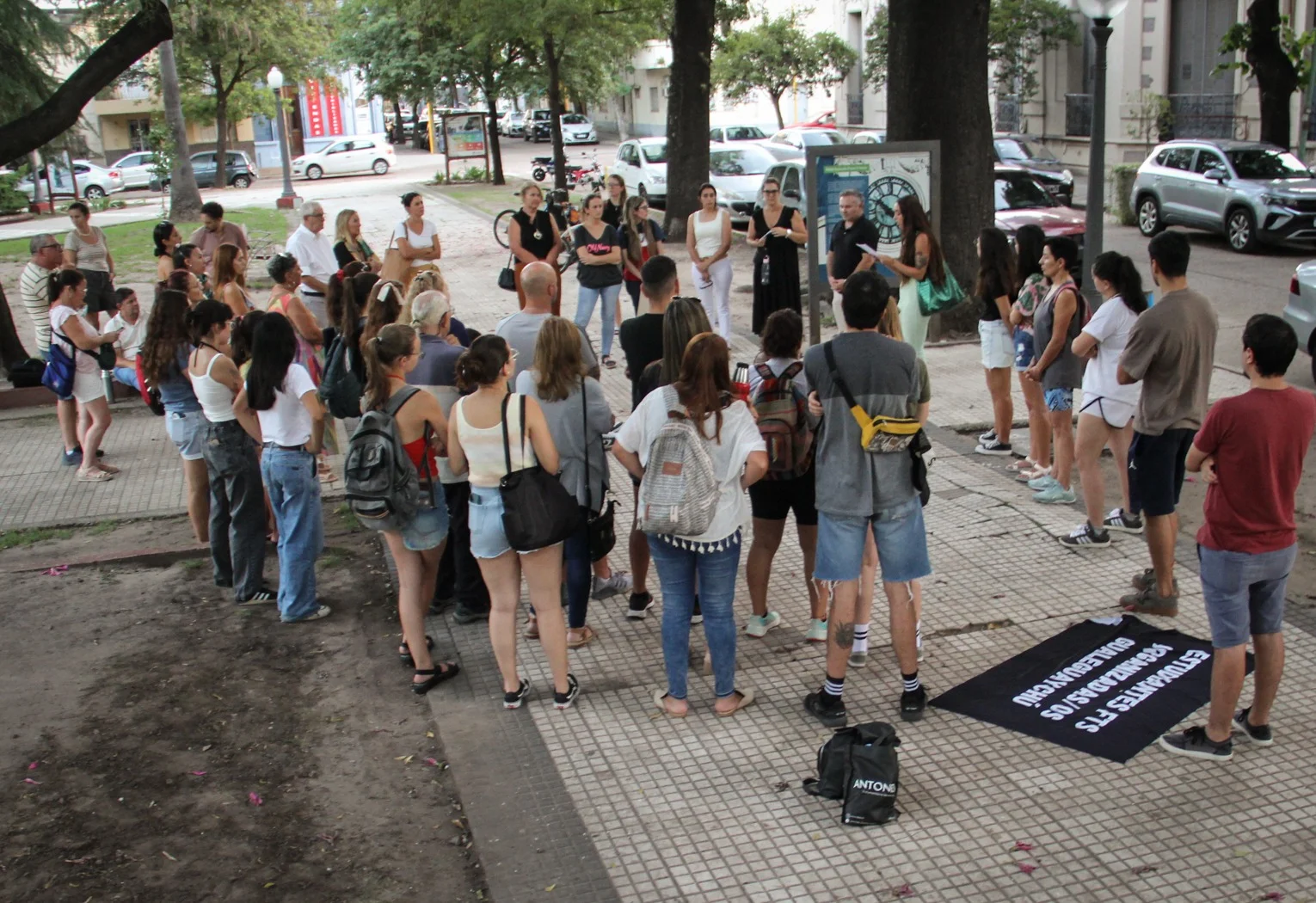 La última asamblea de docentes en la Plaza Urquiza