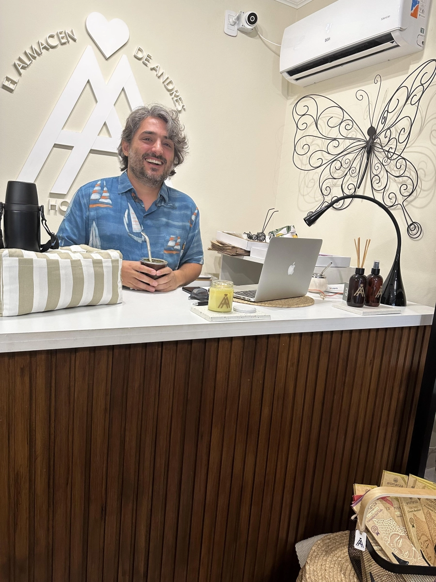 Andrés desde su almacén