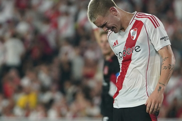 Estudiantes dio el golpe y venció por 2 a 0 a River en el Monumental