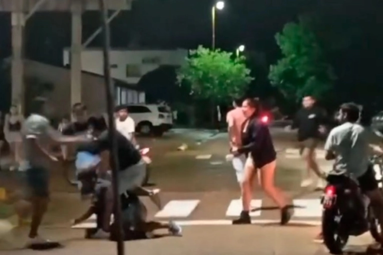 Una batalla campal entre jóvenes terminó con una persona desmayada