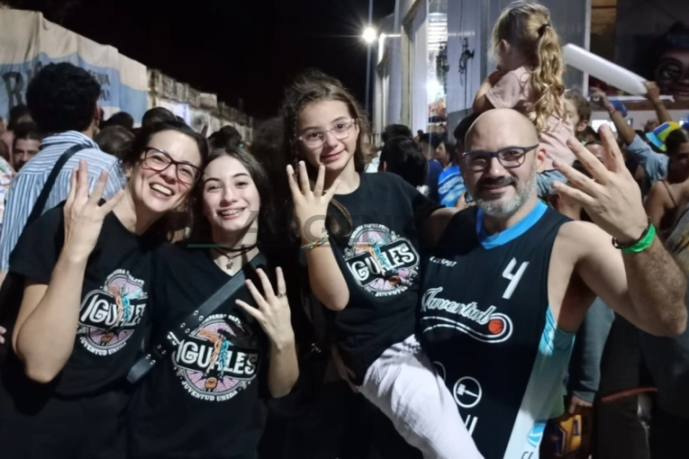 Papelitos es la tetracampeona del Carnaval del País y la fiesta fue para el barrio de la Vía