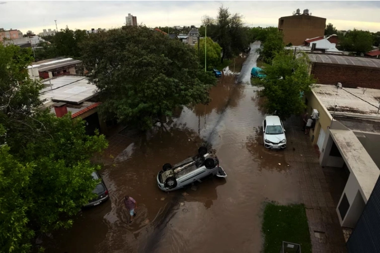 La inundación en Bahía Blanca dejó 16 muertos y US$400 millones en daños