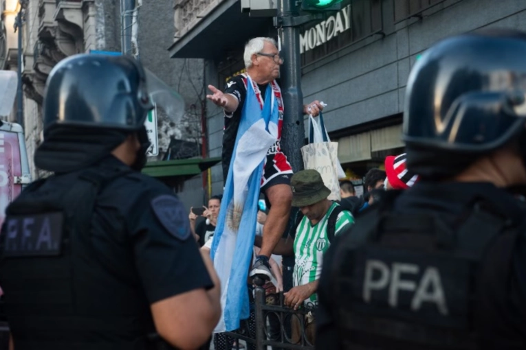 “Las hinchadas vienen a cumplir el papel que no cumplen ni los partidos ni los gremios”