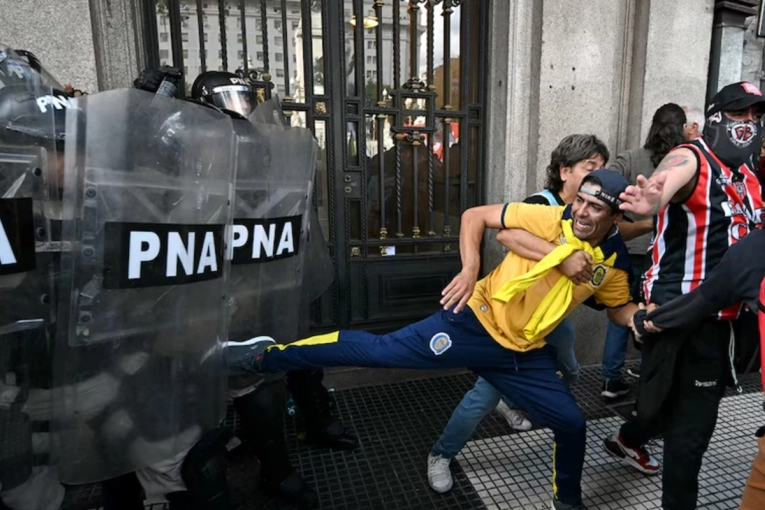 Graves destrozos e incidentes en la marcha de hinchas por los jubilados