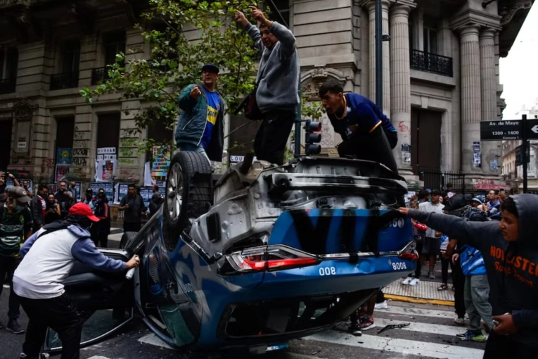 Palos, gases y patrulleros incendiados en la marcha por los jubilados