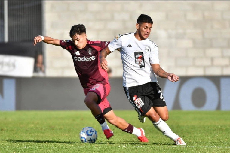 River empató sin goles en su visita a Riestra, por la fecha 10 del torneo Apertura