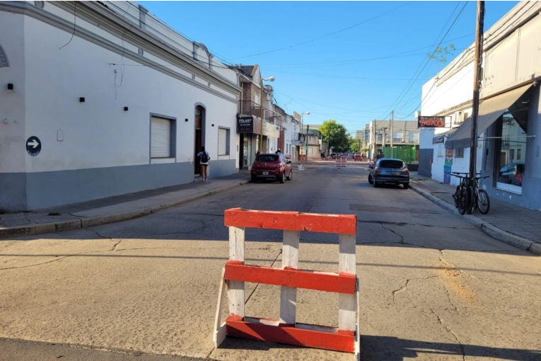 Bacheos en diversas calles provocan cortes de circulación en la ciudad